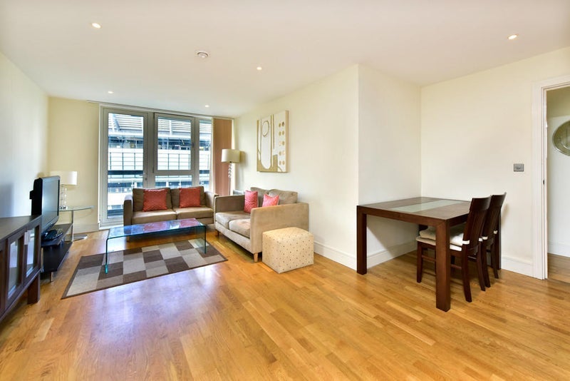 Flat Drayton Park in Greater London