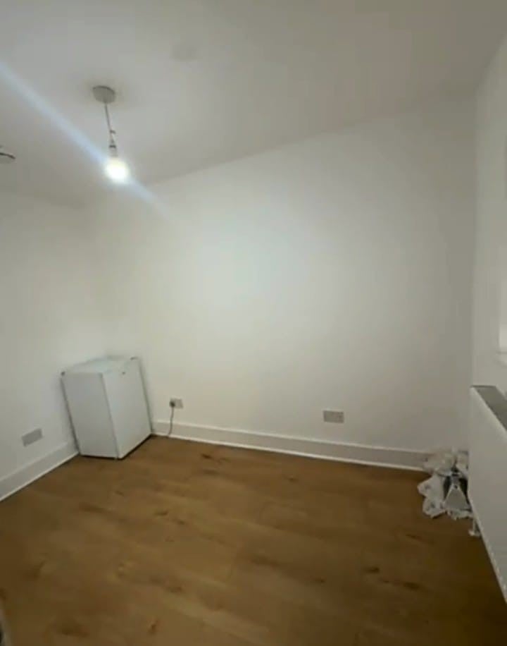 Flat Larch Close in Greater London
