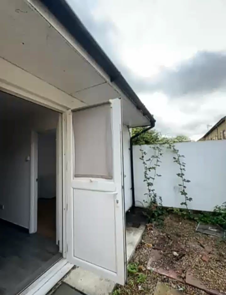Flat Larch Close in Greater London