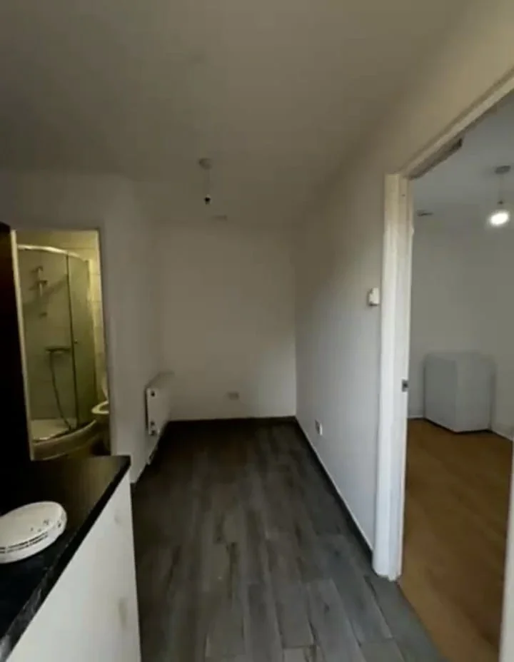 Flat Larch Close in Greater London