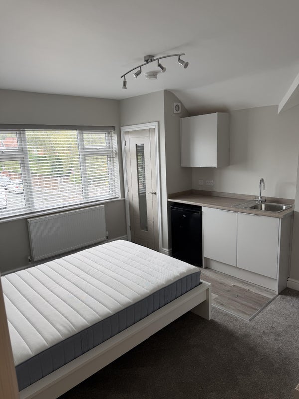 Room Long Lane in Warrington