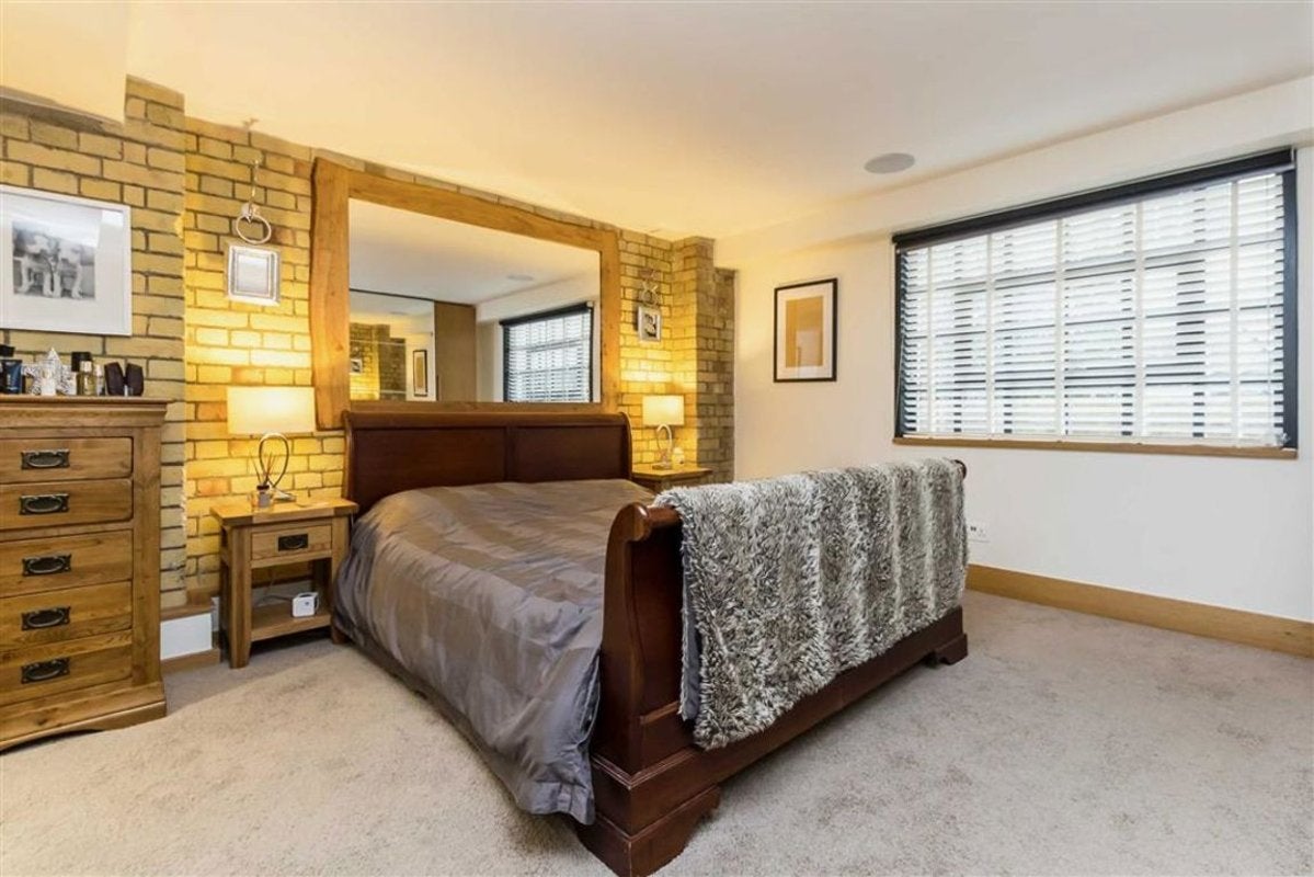 Flat Wapping Wall in Greater London