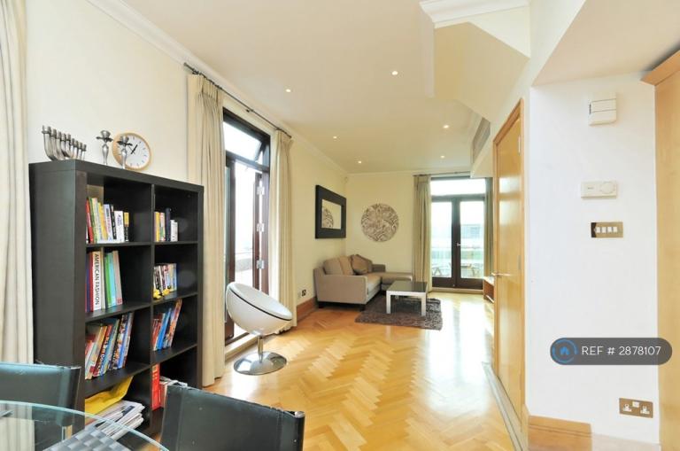 Flat Belvedere Road in Greater London