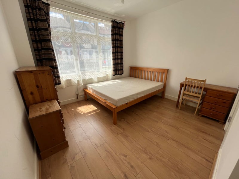 Room Dowsett Road in Greater London