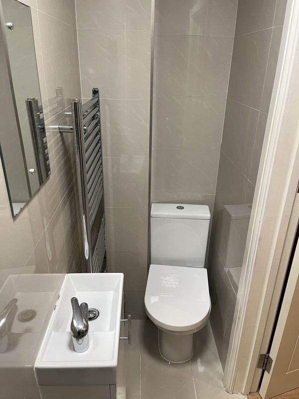 Room Dowsett Road in Greater London