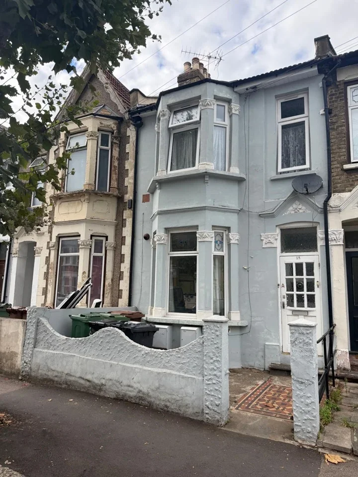 Flat Calderon Road in Greater London
