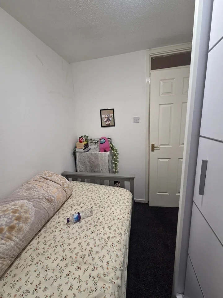 Room Sandown Road in Slough