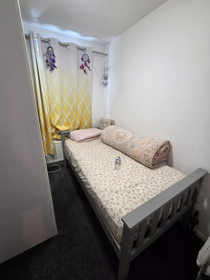 Room Sandown Road in Slough