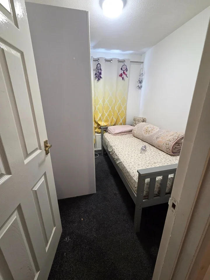 Room Sandown Road in Slough