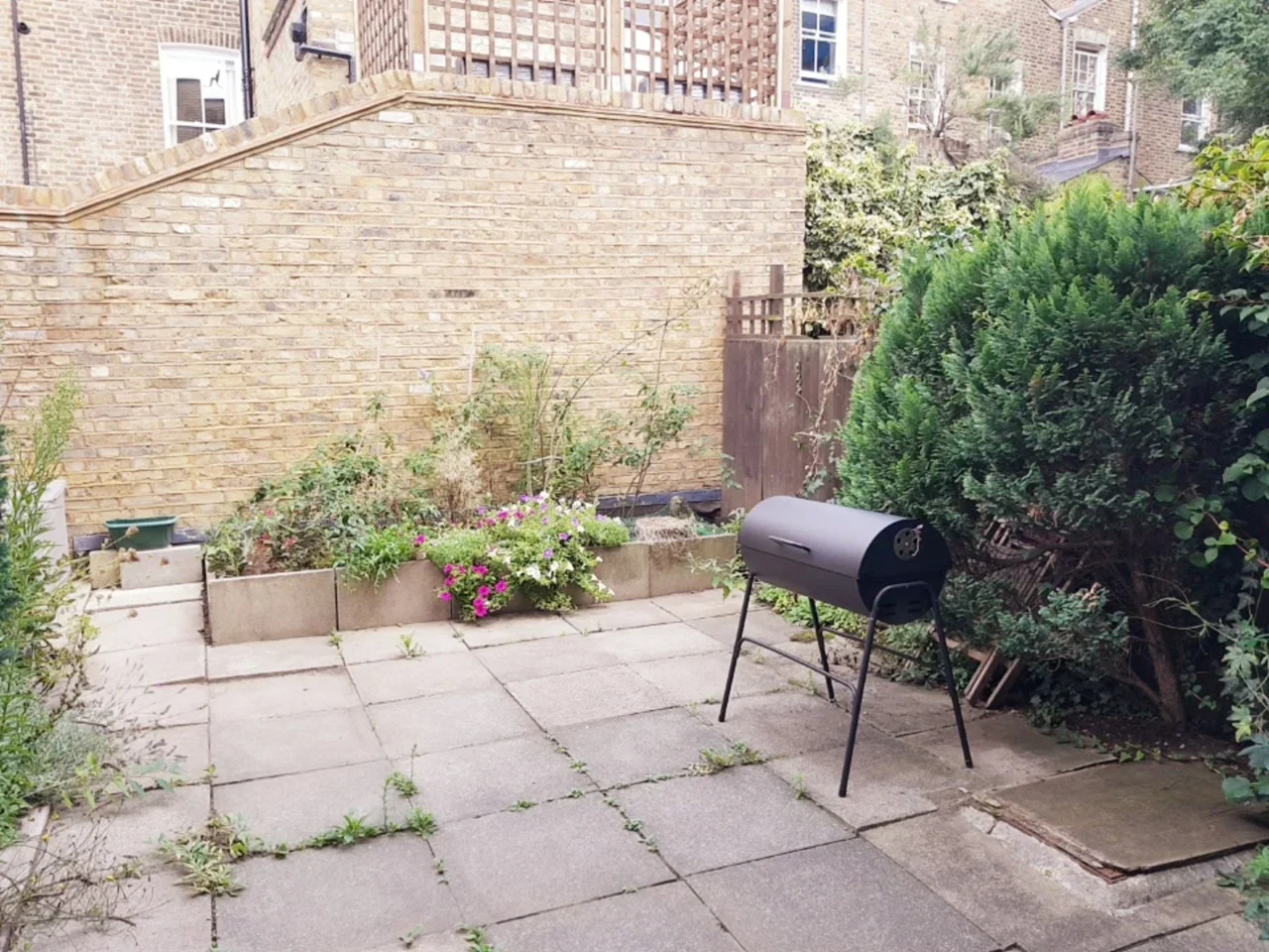Flat Bassett Street in Greater London