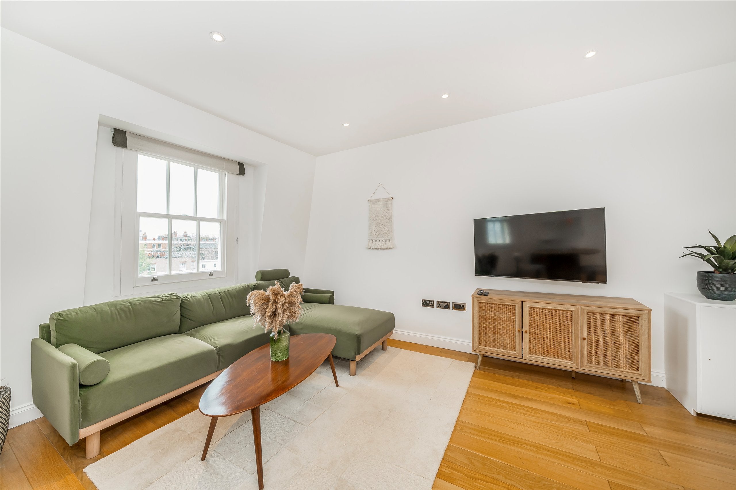 Flat Henniker Mews in Greater London
