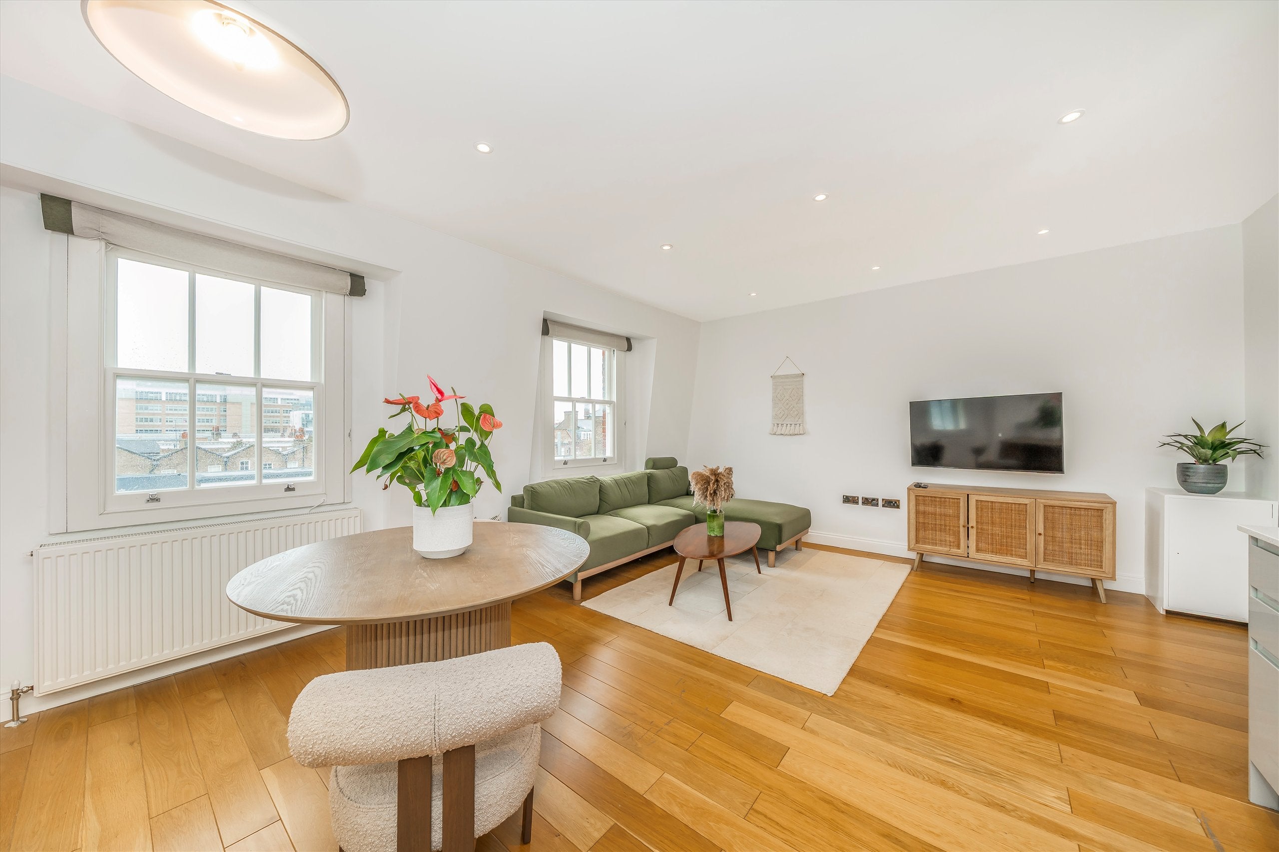 Flat Henniker Mews in Greater London
