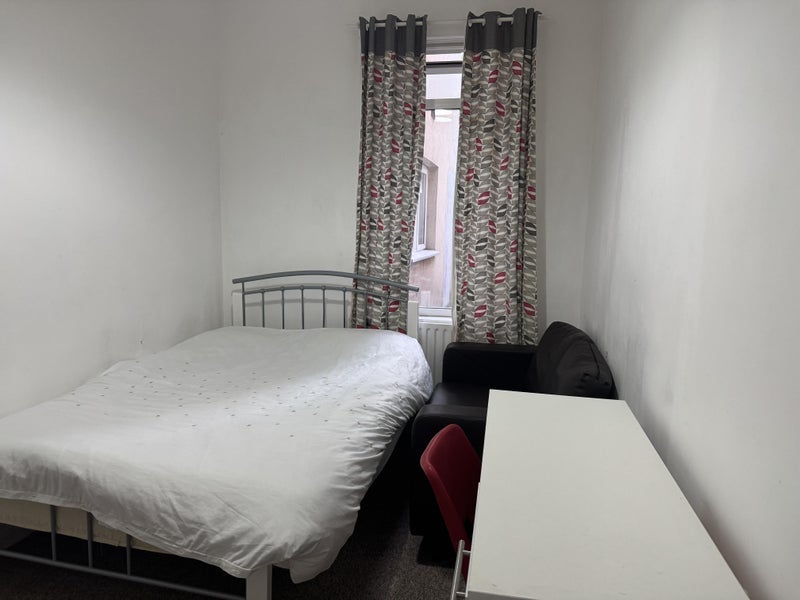 Room Widdrington Road in Coventry