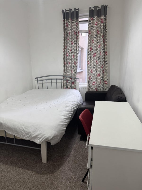 Room Widdrington Road in Coventry