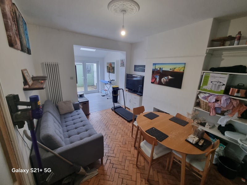 Room Clydach Street in Cardiff