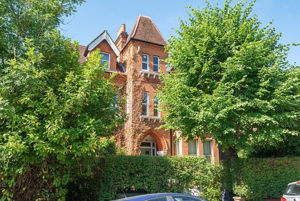 Flat Mowbray Road in London