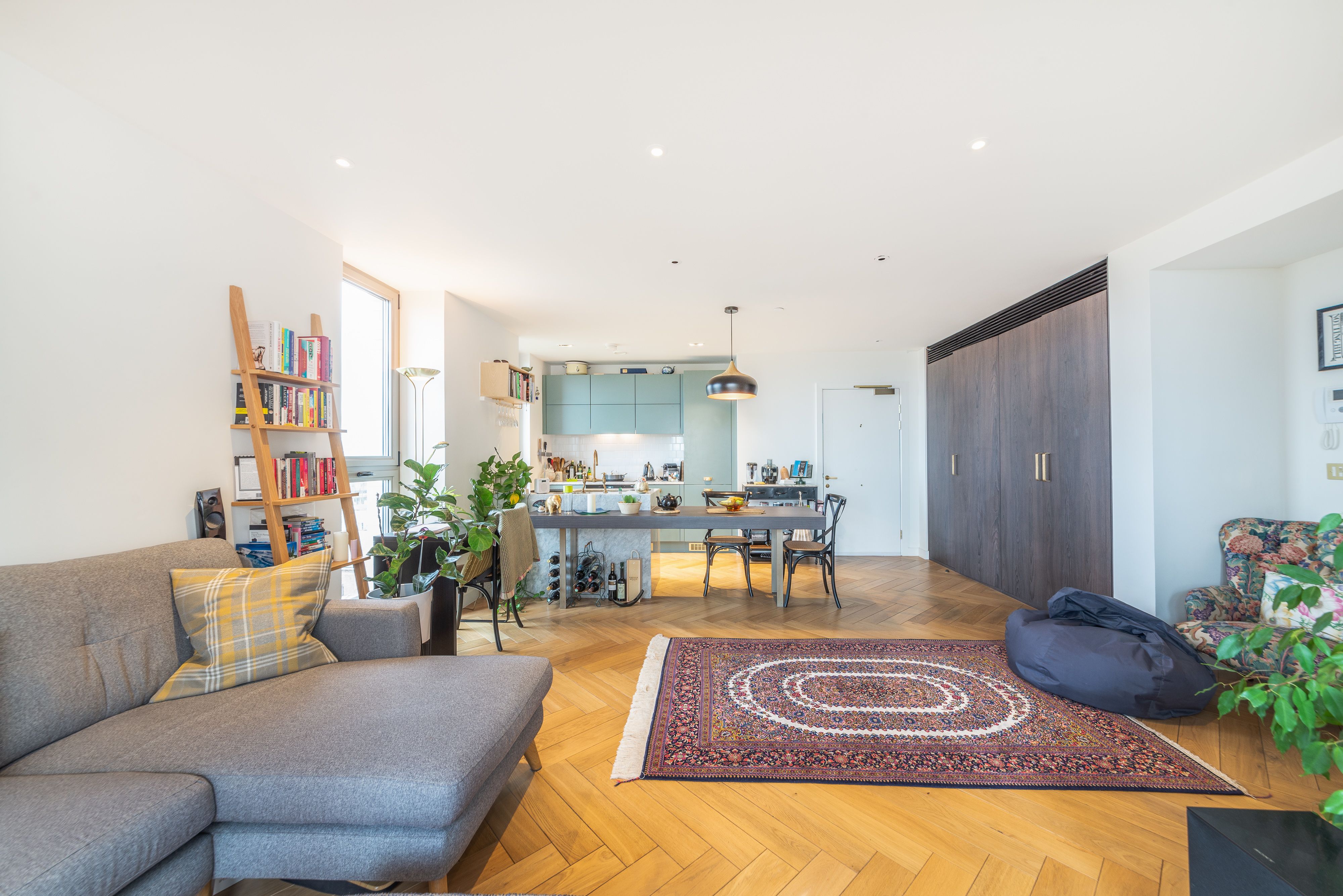 Flat Heritage Lane in Greater London