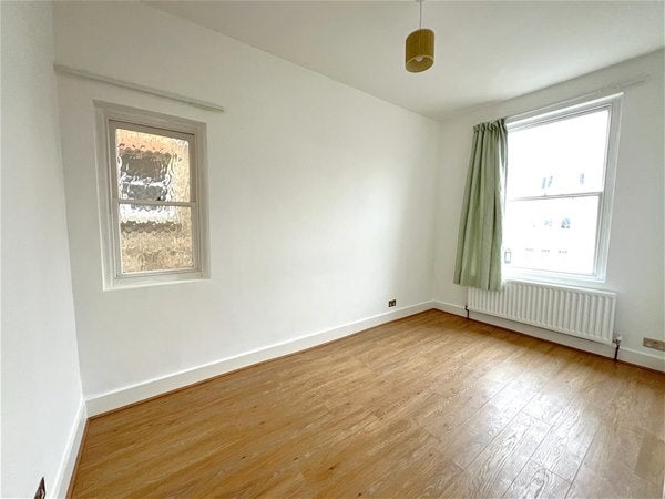 Flat Claremont Gardens in Greater London