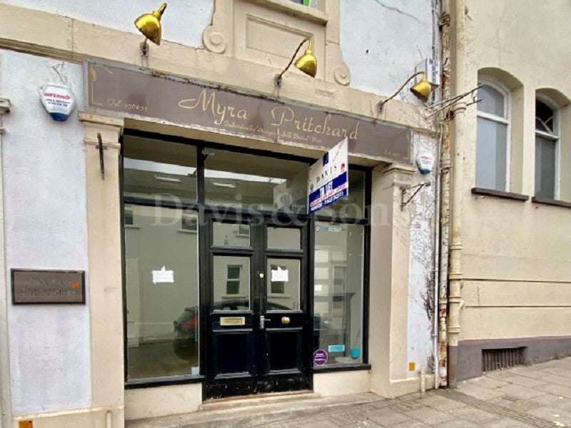 Flat Caxton Place in Newport