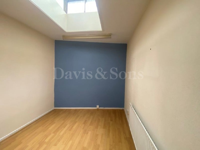 Flat Caxton Place in Newport
