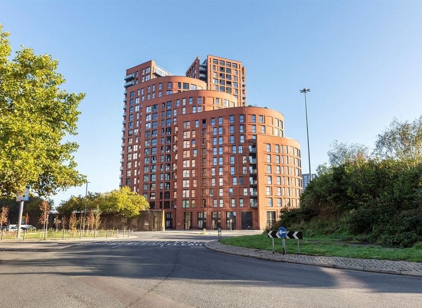Flat Leamouth Road in Greater London