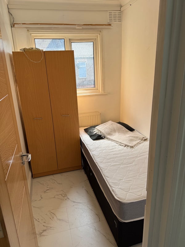Room Wall End Road in Greater London