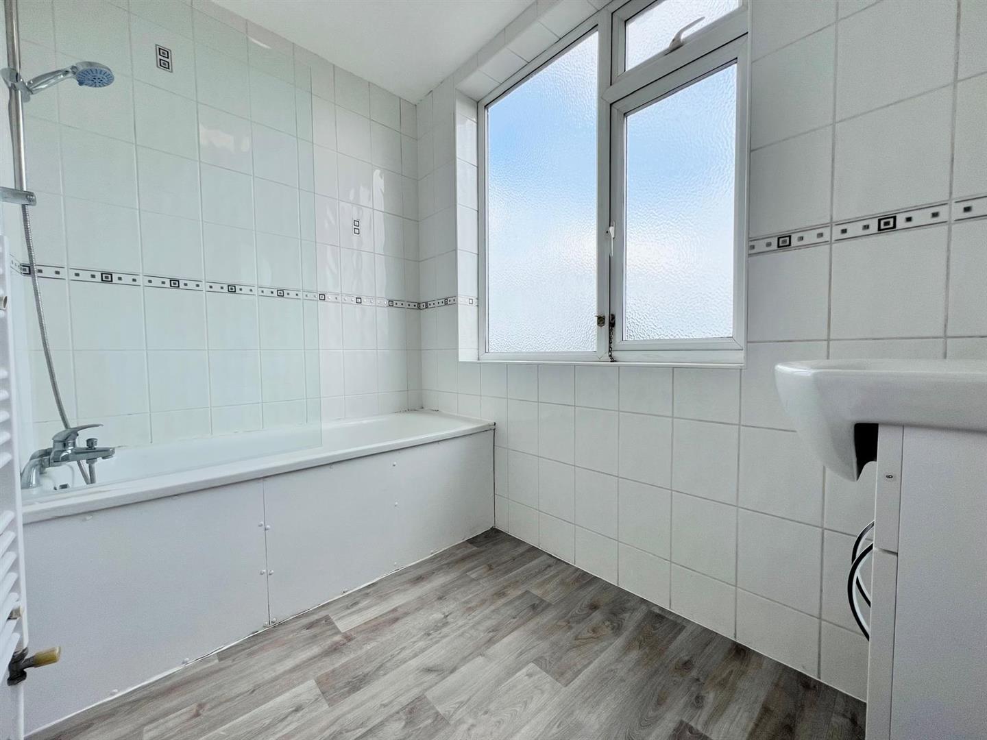Flat Long Lane in Greater London