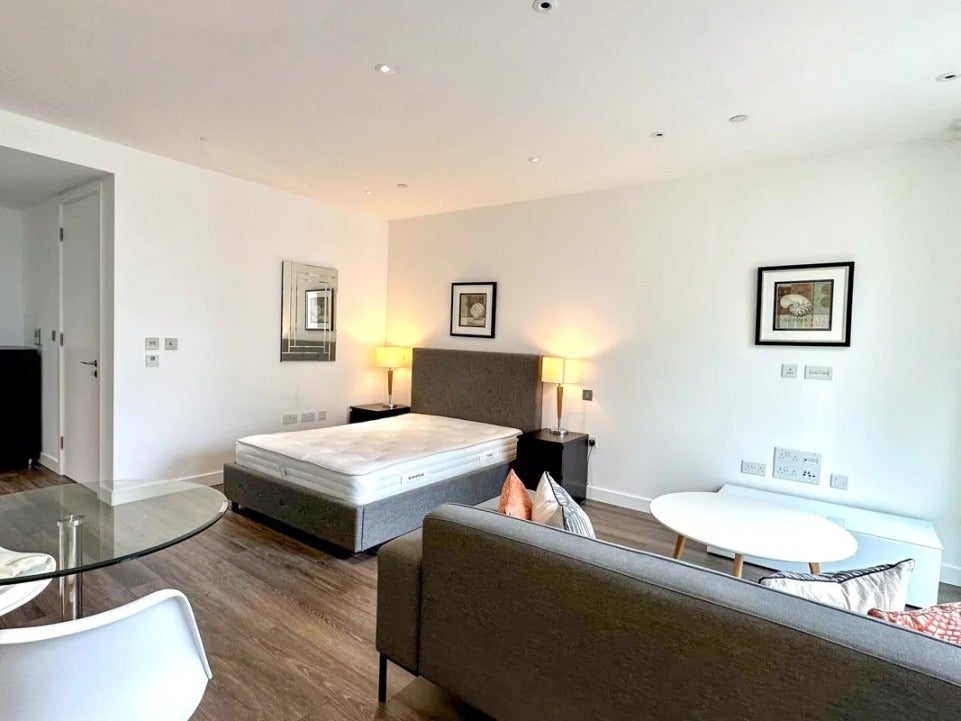 Flat Canter Way in Greater London