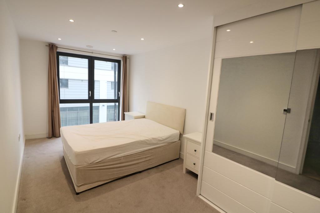 Flat Pomell Way in Greater London