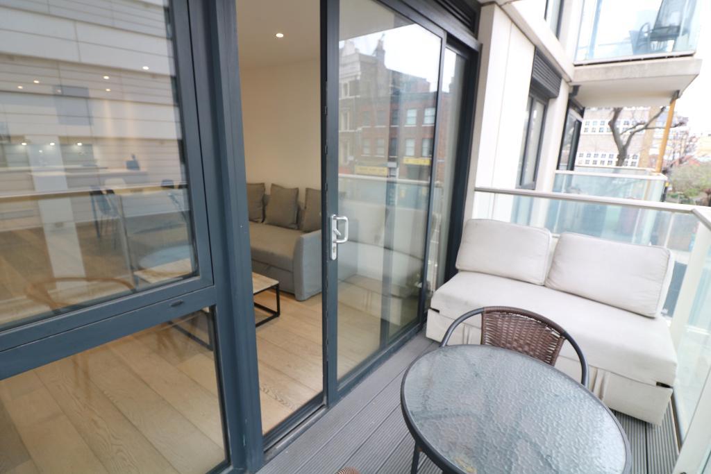 Flat Pomell Way in Greater London
