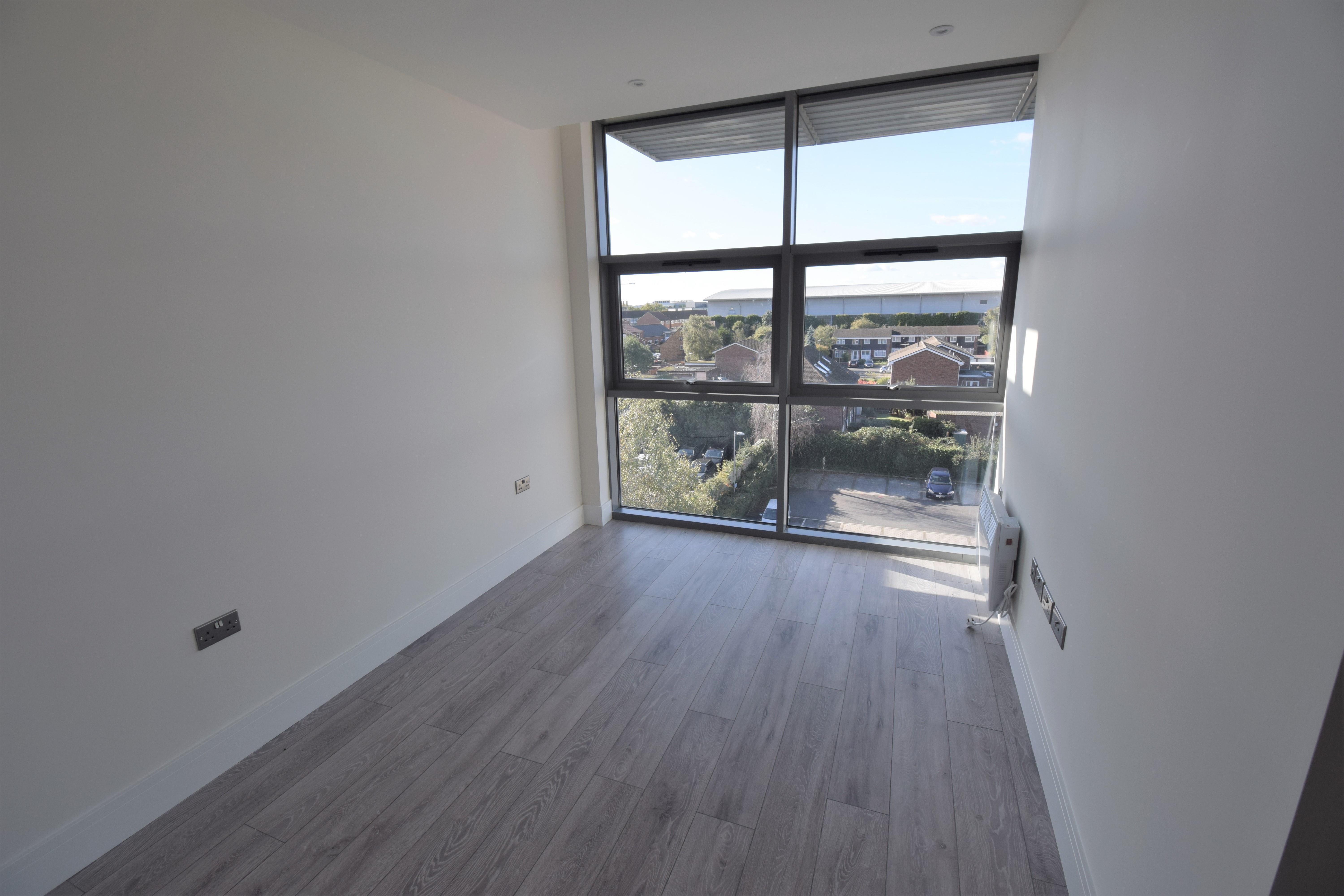 Flat Hadlow Court in Slough