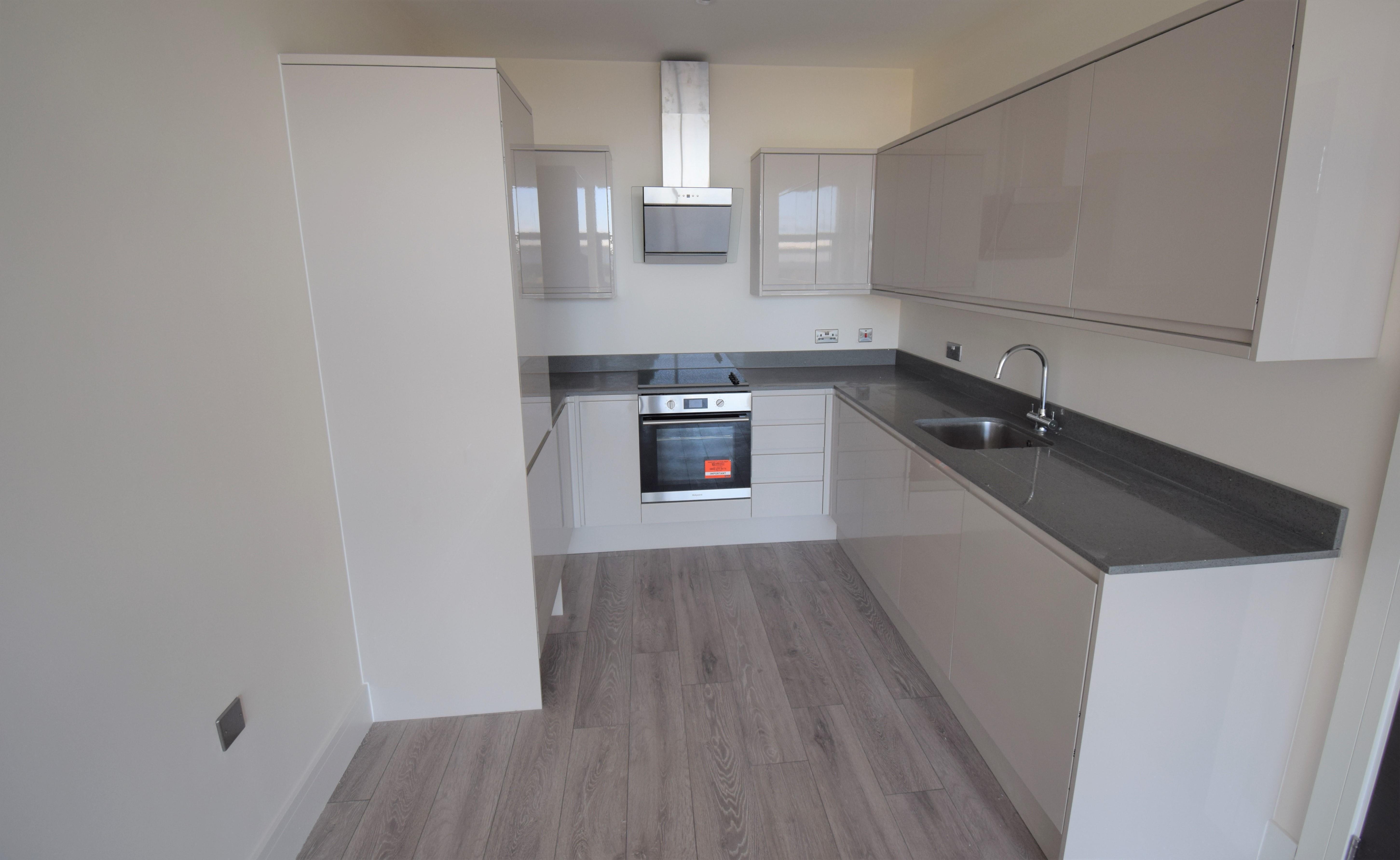 Flat Hadlow Court in Slough