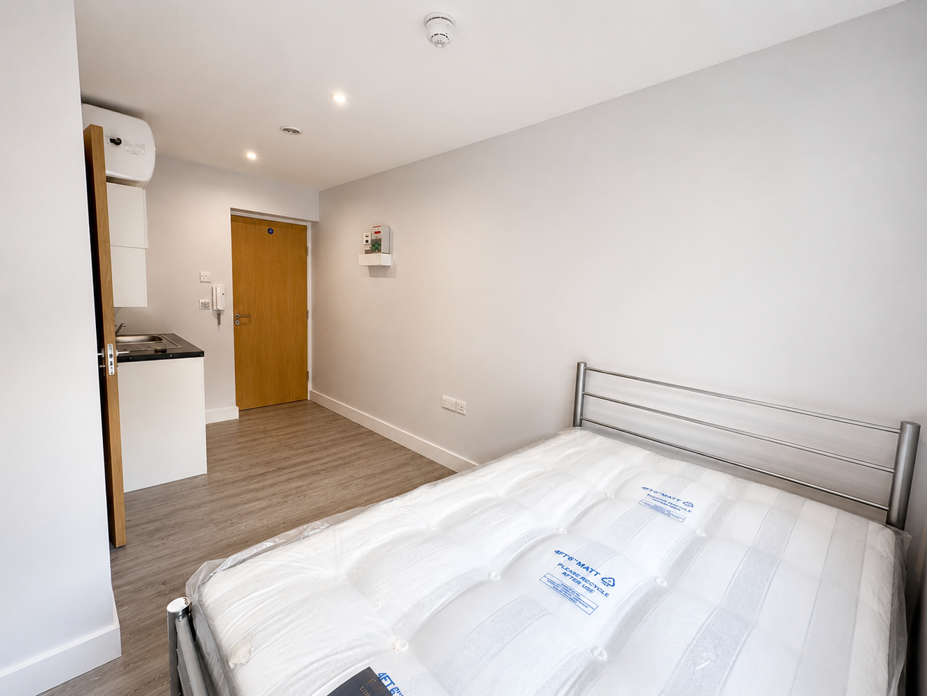 Room Station Road in Greater London