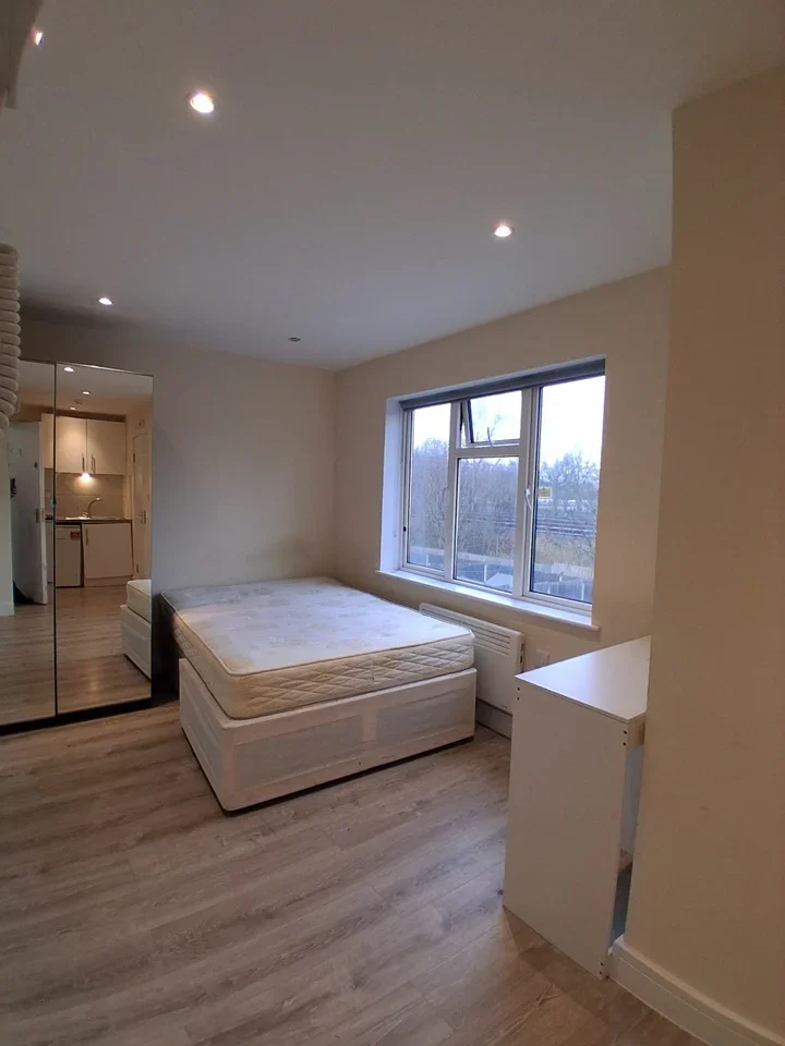 Room Elmgrove Road in Greater London