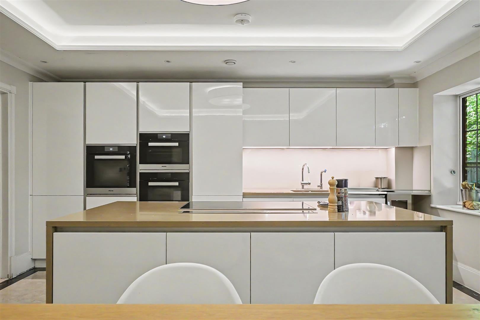 House Chandos Way in Greater London