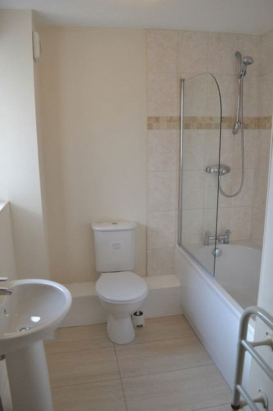 Flat Lloyd Close in Cheltenham