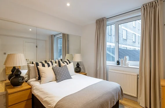 Flat Sloane Avenue in Greater London