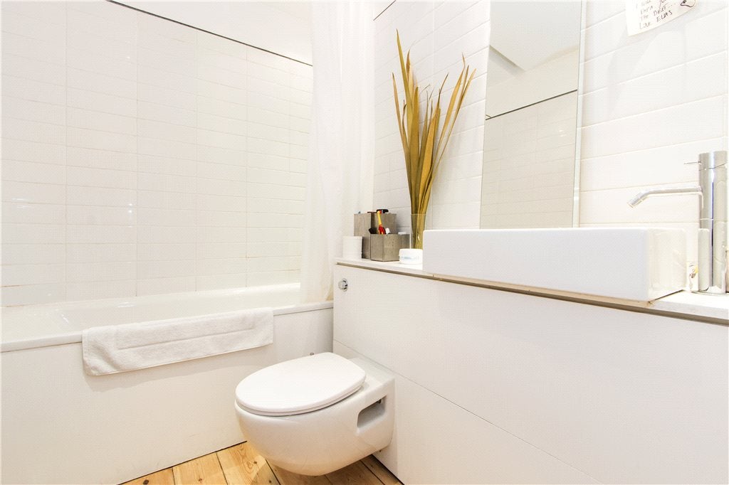 Flat Colvestone Crescent in Greater London