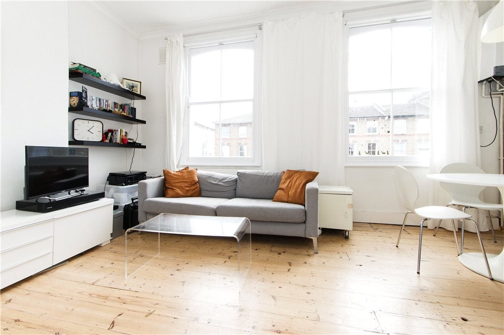 Flat Colvestone Crescent in Greater London