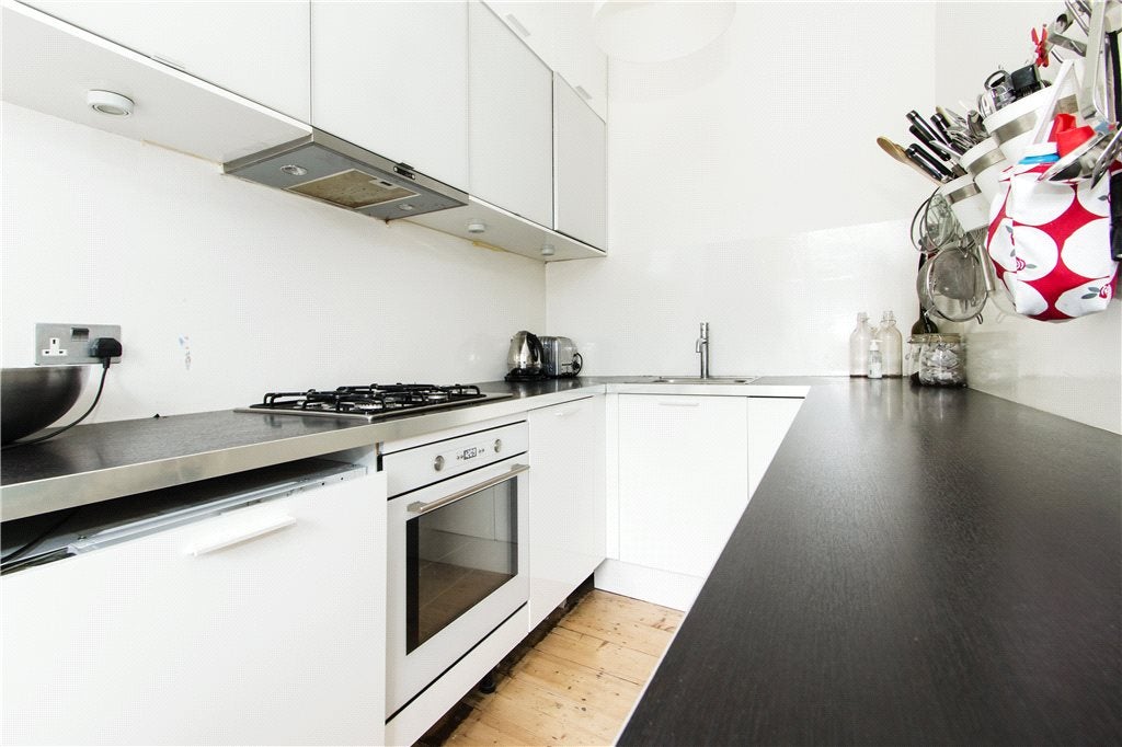 Flat Colvestone Crescent in Greater London