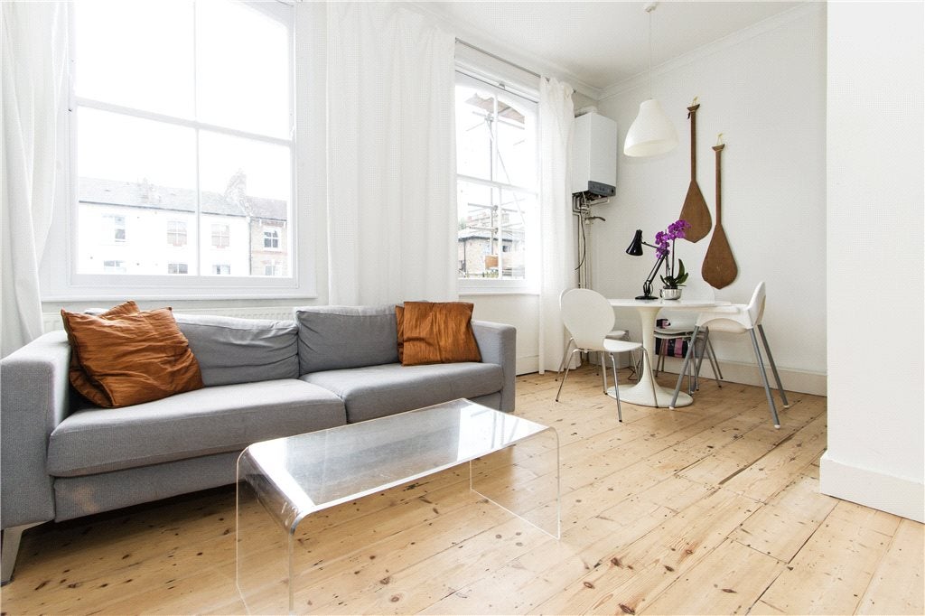 Flat Colvestone Crescent in Greater London