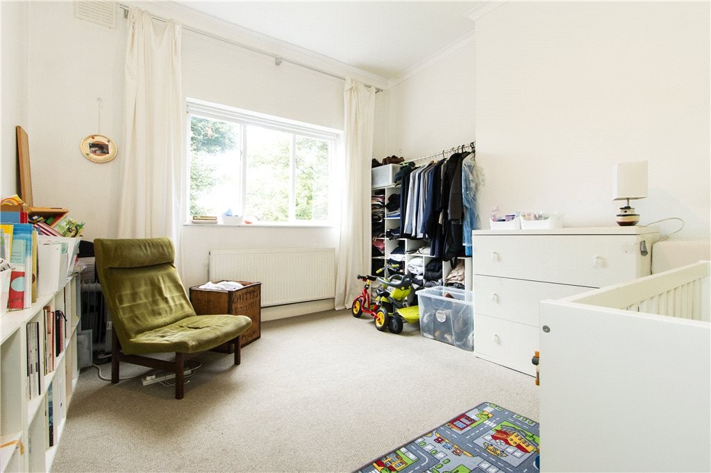 Flat Colvestone Crescent in Greater London