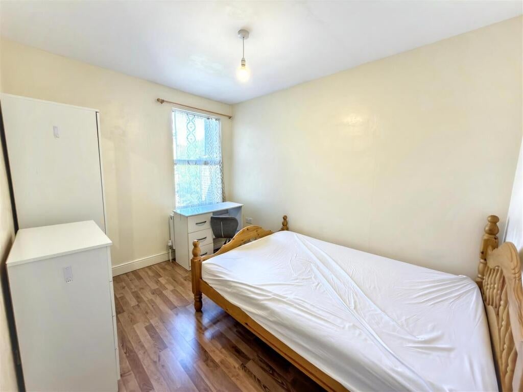 Room Holbrook Road in Greater London
