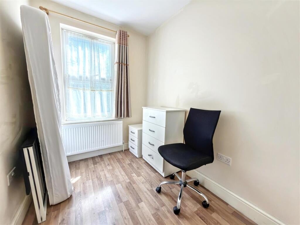 Room Holbrook Road in Greater London