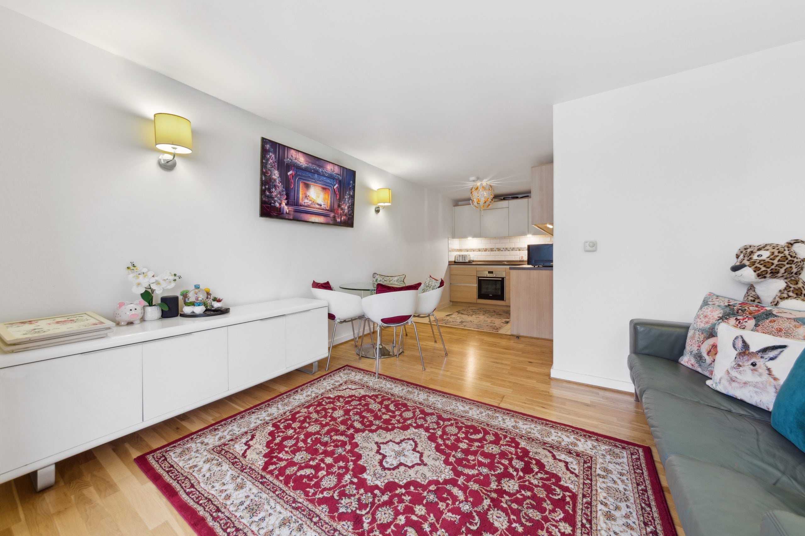 Flat Empire Way in Greater London