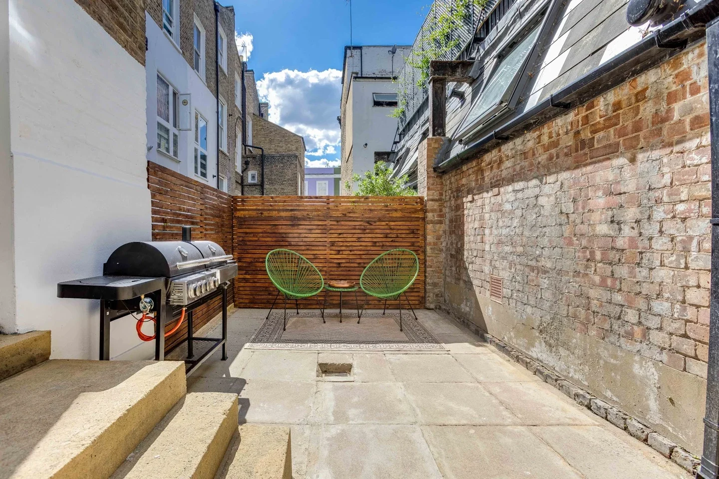Flat Chesterton Road in Greater London