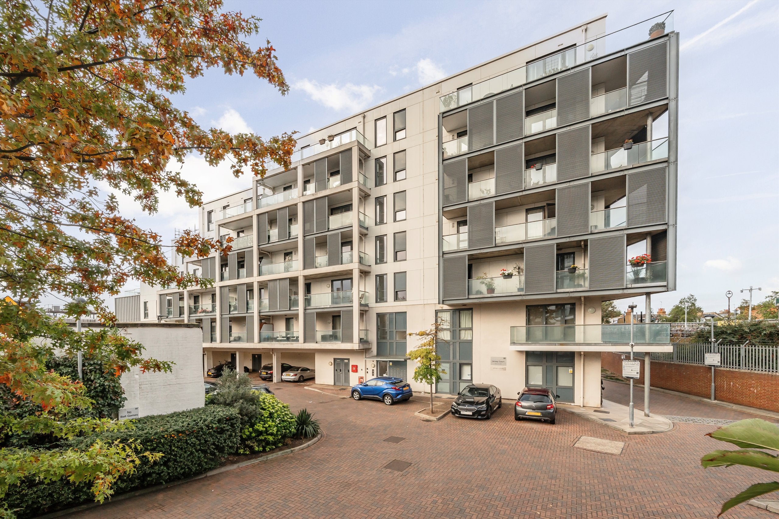 Flat Dairy Close in Greater London