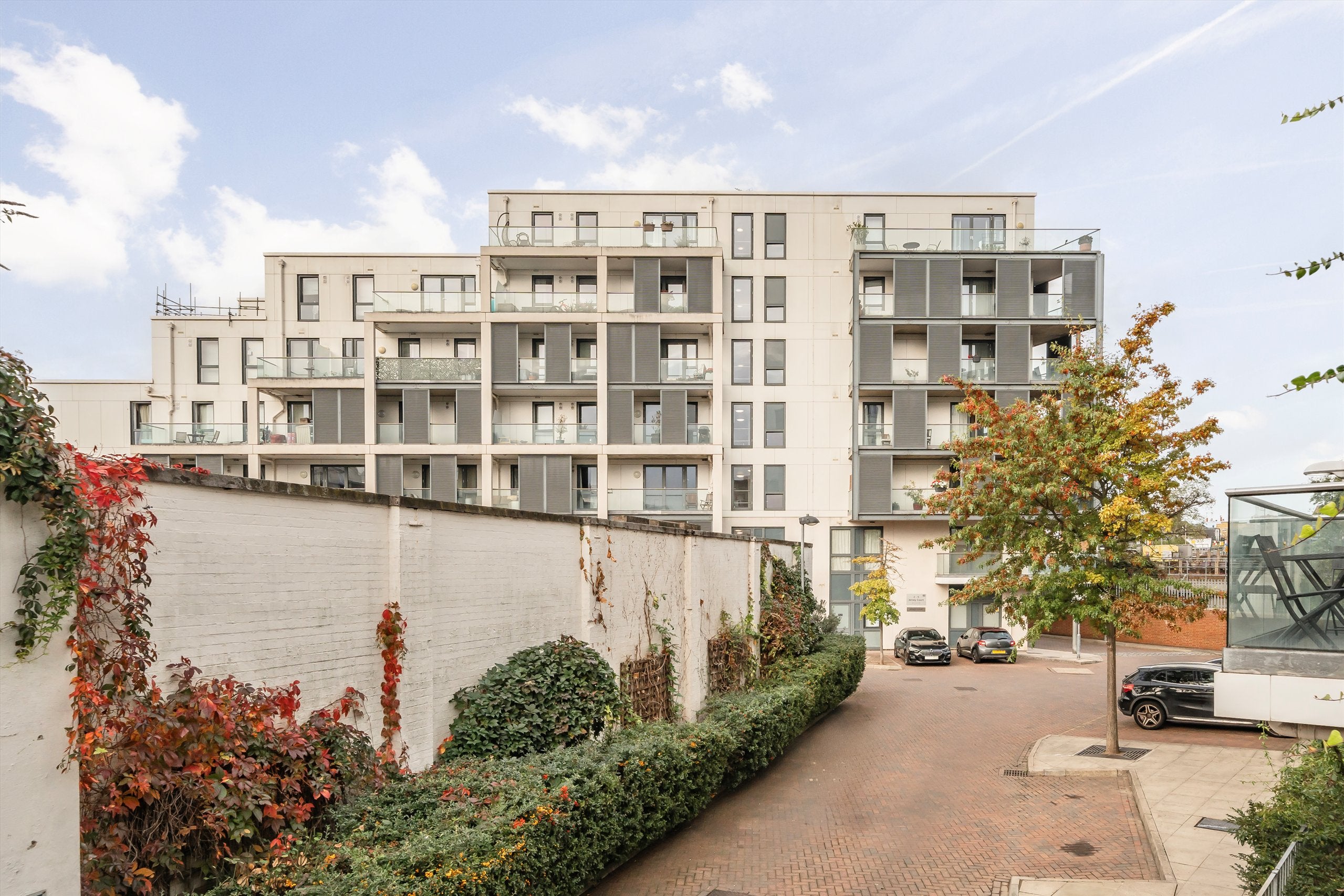 Flat Dairy Close in Greater London