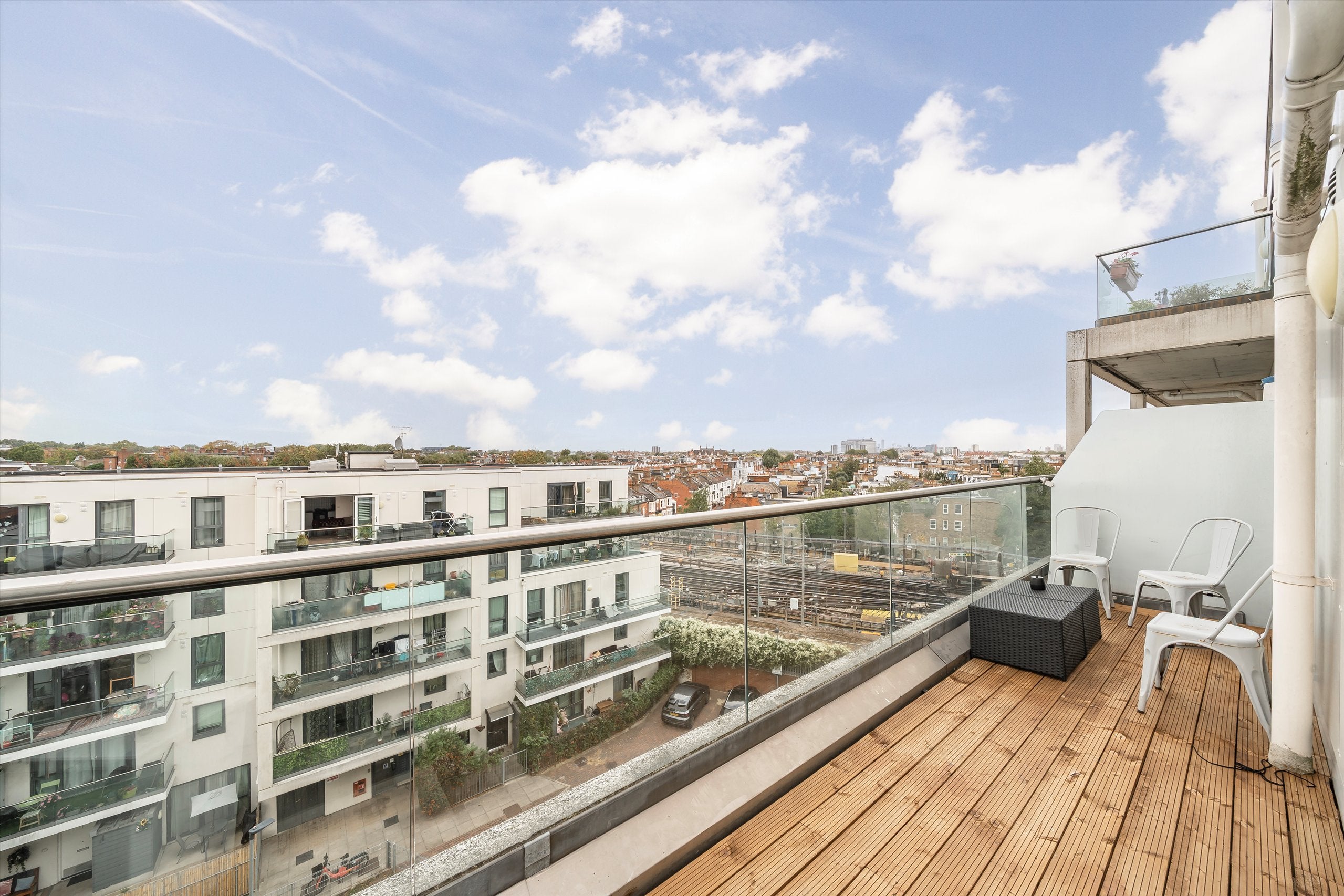 Flat Dairy Close in Greater London