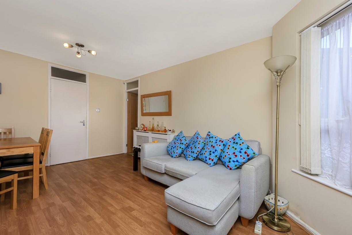 Flat Warsaw Close in London